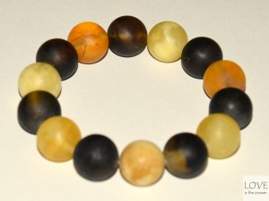 Bursztynowa bransoletka autorstwa Danuty Burczik-Kruczkowskiej