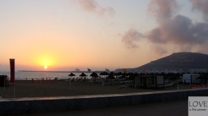 Zachód słońca na promenadzie w Agadirze