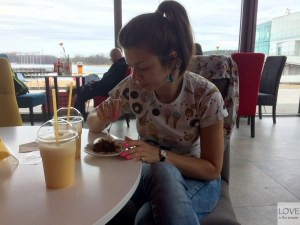 jemy ciasto marchewkowe w Hangloose Caffé