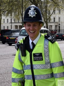 Radosny Pan Policjant- Pałac Buckingham
