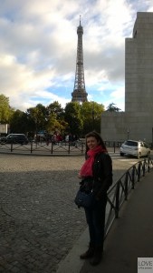 Karina pod wieżą Eiffla