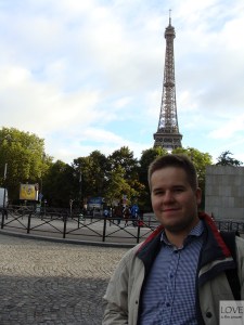 Sebastian pod wieżą Eiffla