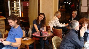 Przerwa na wino w Paryskiej kafejce