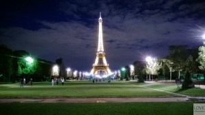 Widok na Wieżę Eiffla nocą z pól marsowych