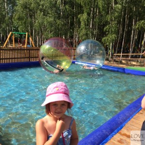 kule wodne na Farmie Iluzji (atrakcja płatna)