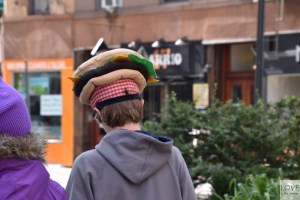 Człowiek z hamburgerem na głowie