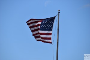 Flaga USA powiewająca nad Nowym Jorkiem