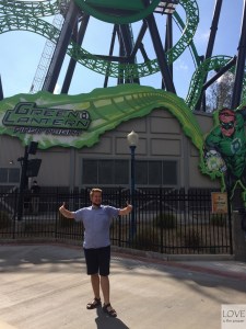 Zadowolony Sebastian w Six Flags Los Angeles