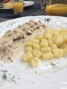 polędwiczki w sosie kurkowym z kopytkami