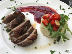 pierś z kaczki z kaszą i musem z porzeczek